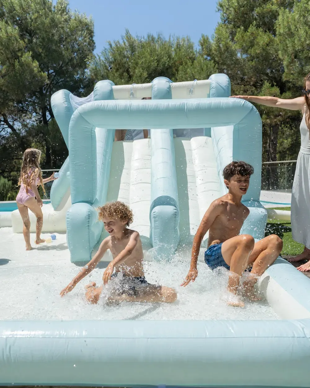 Parque acuático hinchable gigante con tobogán y aspersor - AXION - Image 2